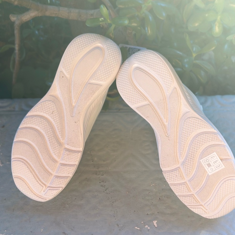 Skechers Off-White Athletic Shoes - Picture 4 of 4
